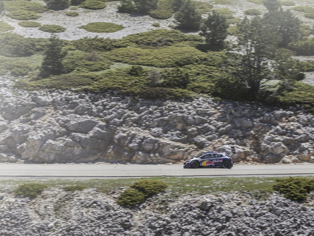 Sébastien Loeb tester Peugeot 208 T16 Pikes Peak på Mont Ventoux
(Foto: Peugeot Motorsport)